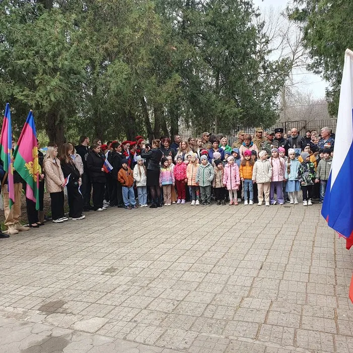 27 марта в рамках международной акции «Сад Памяти», посвящённой 80-летию со Дня Победы в Великой Отечественной войне, в школе № 15 прошла патриотическая акция «Аллея Памяти».