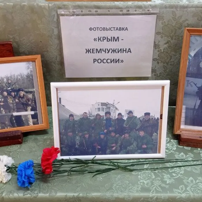 В Роговском Доме культуры оформлена фотовыставка «Крым – жемчужина России»