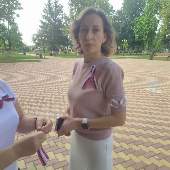 Сегодня утром 12 июня прошла акция «Россия для нас» – жители получили ленточки-триколор, символизирующие любовь к Родине.